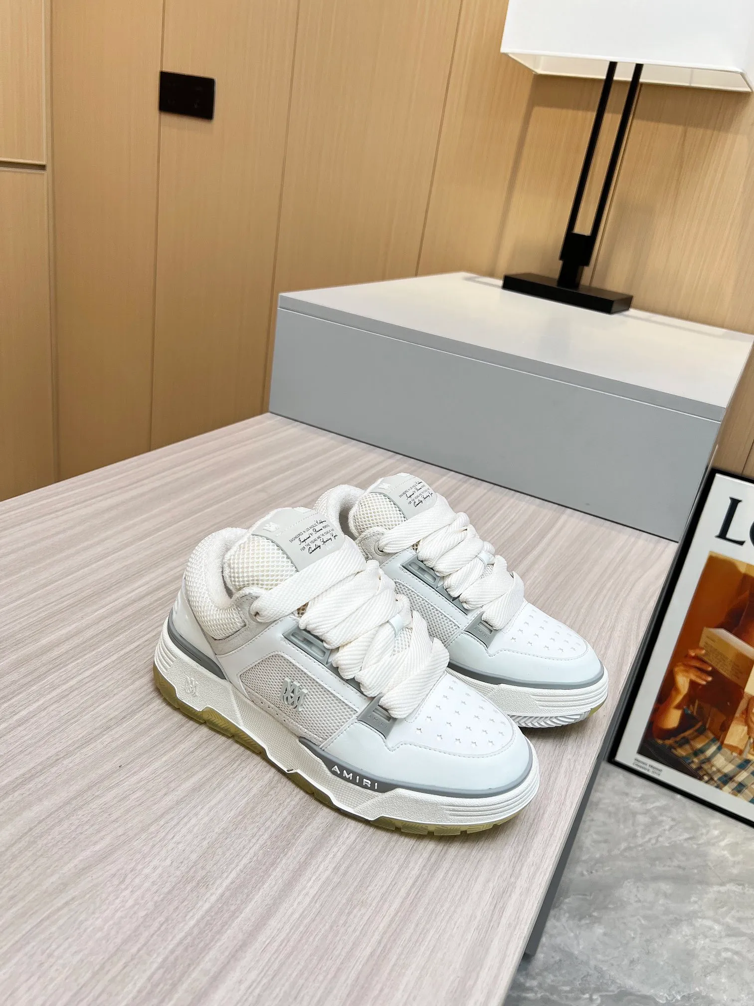 p620💰Men's shoes Amiri Emile's 2023 spring and summer new MA-1 bread shoes, couple models, casual sports shoes, sneakers Amiri gave up the rock punk style in the new season and used a large number of unsaturated colors, Morandi tones, whether you see or wear them, it will make people very happy. The large tongue of the bread shoes continues, shortens the length of the shoe body, thickens the midsole, and the toe part is more rounded. Amiri's brand letters and MA logo appear on the side of the shoe. Fabric: Original customized imported first-layer cowhide + mesh. Lining: Original customized breathable towel lining. Outsole. Foam combination material. Bottom thickness: 4CM. Size: Men's 39-45